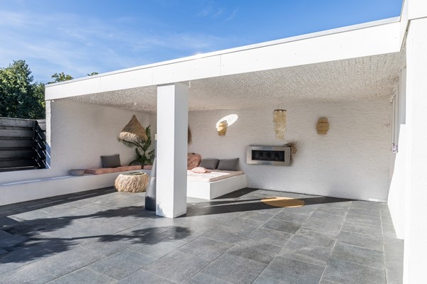 Foto - Te koop: Op een schitterende en rustige locatie in de geliefde villawijk "Moltbos" staat deze stijlvolle, vrijstaande villa met een uitzonderlijk royaal woonoppervlak.